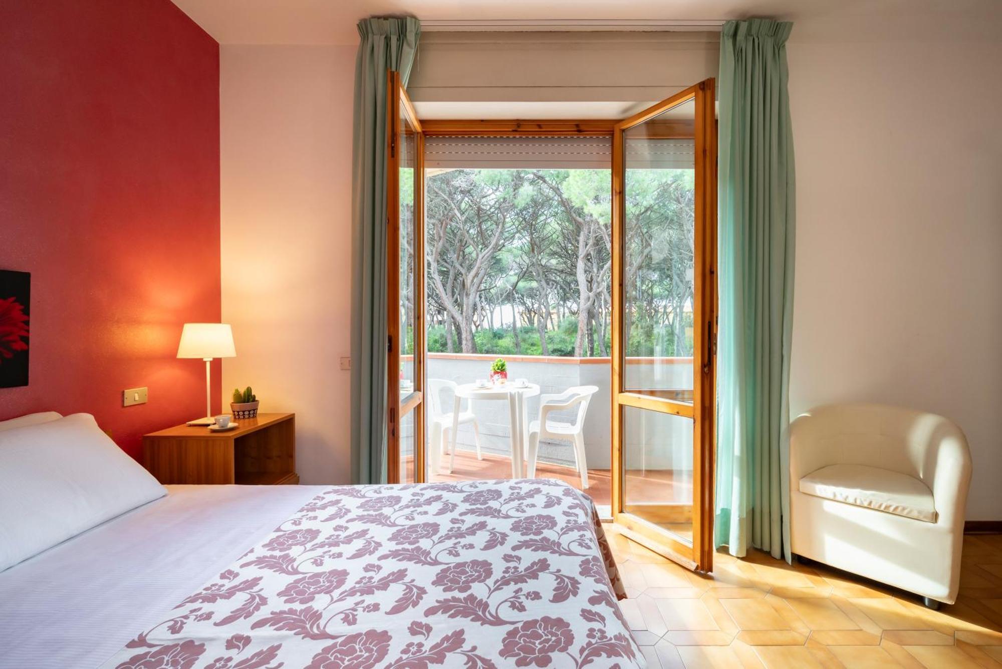 Hotel Parco Dei Pini - 100Mt Dal Mare 폴로니카 외부 사진