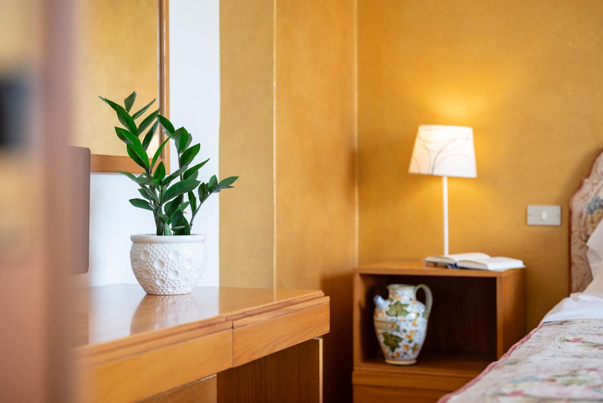 Hotel Parco Dei Pini - 100Mt Dal Mare 폴로니카 외부 사진